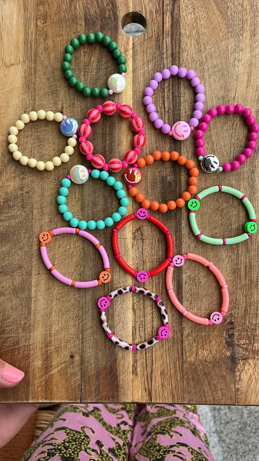 Flatlay van handgemaakte armbandjes en sjaaltjes van Colori Ribelle